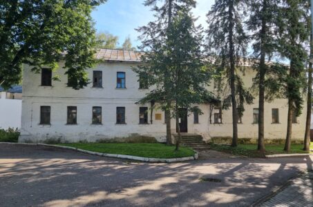 Распоряжением министерства имущественных отношений Московской области Саввино-Сторожевскому монастырю передан в безвозмездное пользование выявленный объект культурного значения Казначейский корпус.