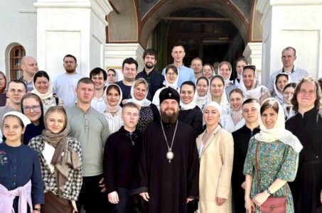 Митрополит Арсений совершил Литургию при участии молодежи в Саввино-Сторожевском монастыре