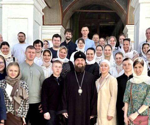 Митрополит Арсений совершил Литургию при участии молодежи в Саввино-Сторожевском монастыре