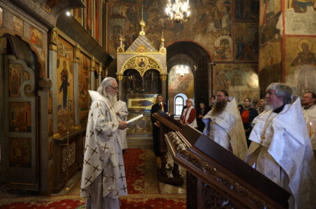 Митрополит Каширский Феогност огласил поздравительный адрес Святейшего Патриарха Московского и всея Руси Кирилла наместнику Саввино-Сторожевского монастыря архимандриту Стефану