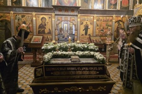 В Обители прошли уставные богослужения Великой Пятницы с выносом Плащаницы и чином погребения