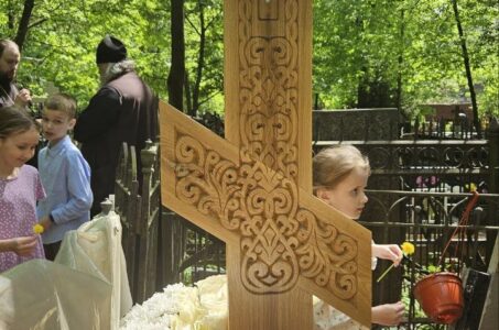 В храме Сошествия Святого Духа на Даниловском кладбище молитвенно почтили память протодиакона Тихона Тараканова
